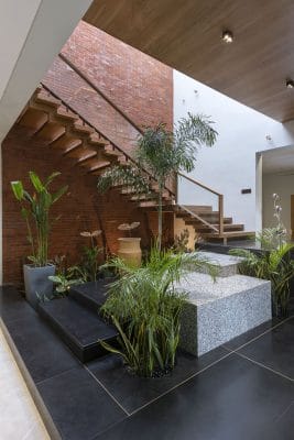 trang trí giếng trời cầu thang