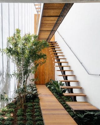 trang trí giếng trời cầu thang