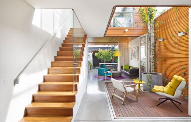 giếng trời cạnh cầu thang