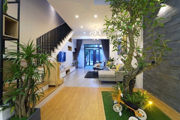 giếng trời cạnh cầu thang