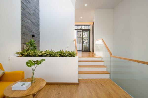 giếng trời cạnh cầu thang