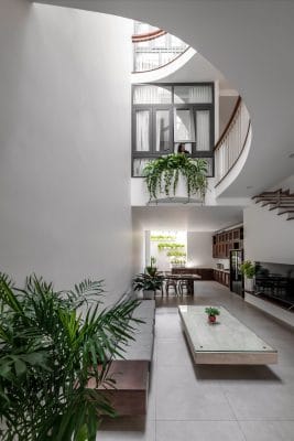 giếng trời cạnh cầu thang