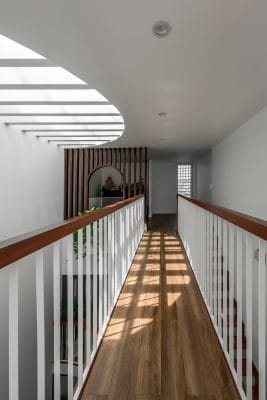 giếng trời cạnh cầu thang