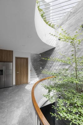 giếng trời cạnh cầu thang