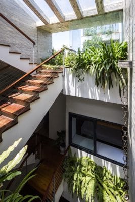 giếng trời giữa cầu thang