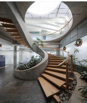 giếng trời giữa cầu thang