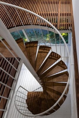 cầu thang nhà lệch tầng đẹp