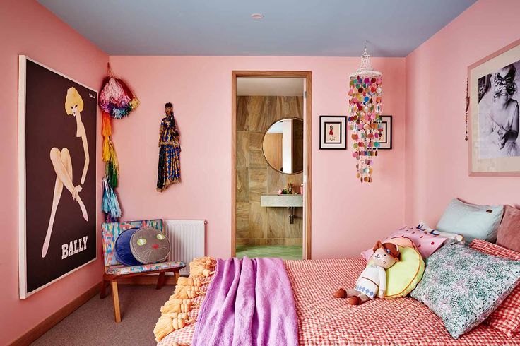 thiết kế phòng ngủ màu hồng phong cách funky