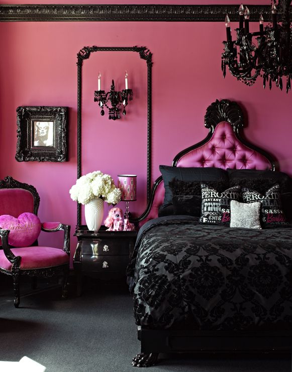 trang trí phòng ngủ màu hồng theo phong cách Gothic