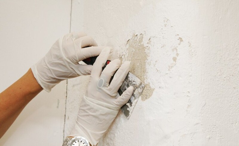 Làm sạch bề mặt tường để sơn chống thấm đạt hiệu quả