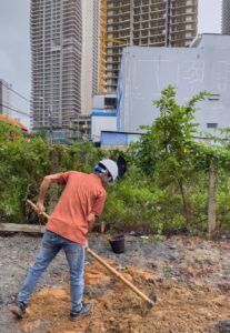 Đào hố để đặt những viên móng đầu tiên