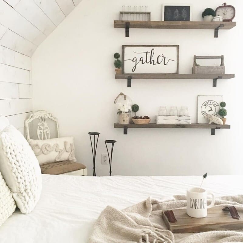 Trang trí phòng ngủ bằng kệ treo tường