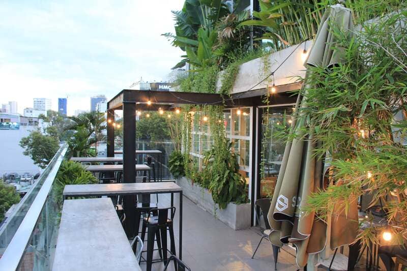 Thiết kế quán cà phê sân vườn trên sân thượng 