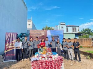 Tập thể nhân viên AFTA tham gia lễ khởi công