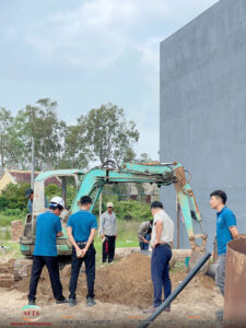 Múc móng đặt viên đá móng