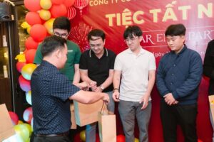 Tặng quà nhân viên