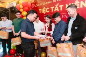 Tặng quà nhân viên