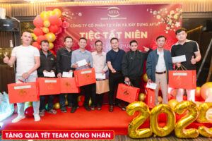 Tặng quà công nhân