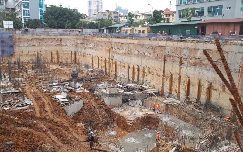 Tường vây yêu cầu kỹ thuật và máy móc chuyên dụng