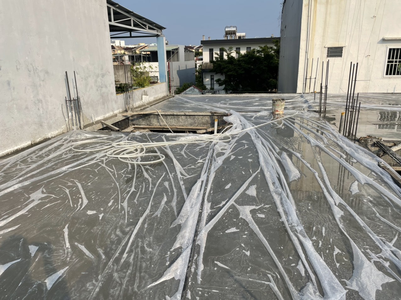 Quy trình bảo dưỡng bê tông bằng cách trải nilong