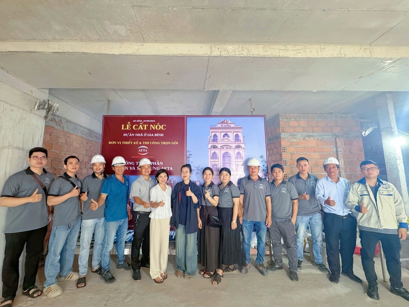 Tập thể công ty AFTA tham gia buổi lễ cất nóc công trình