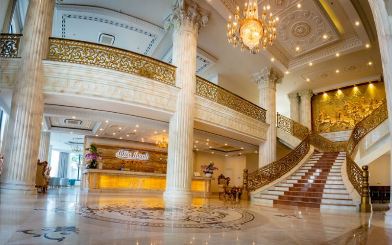 Sảnh khách sạn phong cách cổ điển sang trọng