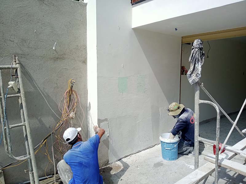 Có nên thực hiện bả tường trước khi sơn không?