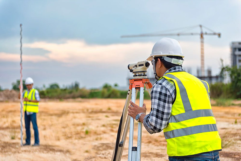 Nhân viên đi khảo sát hiện trạng khu đất