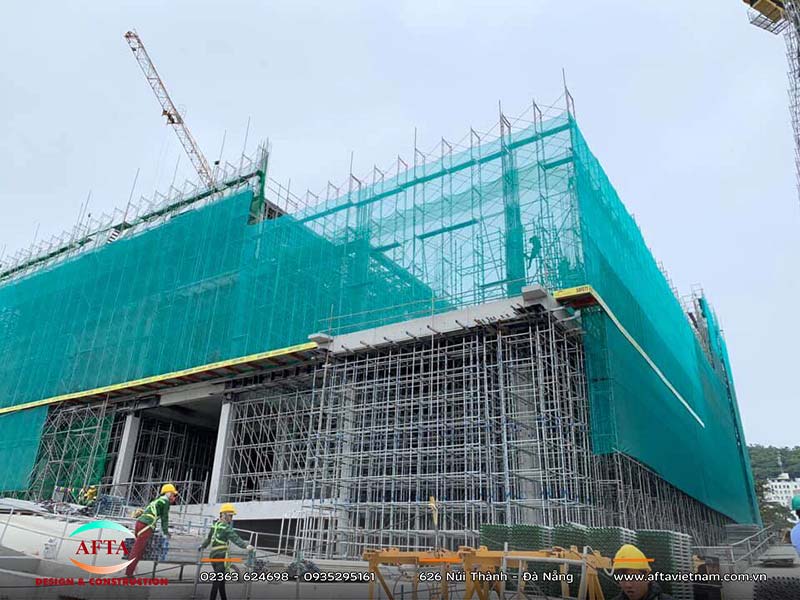 Cẩu tháp, cốp pha và cốt thép trong thi công phần thân
