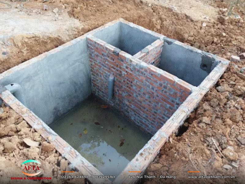 Bể phốt hoàn thiện với cửa tiếp cận trước khi lấp đất