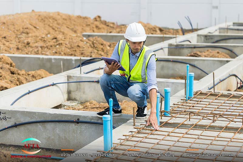 Kỹ sư kiểm tra cốt thép cột trước khi đổ bê tông tại công trường