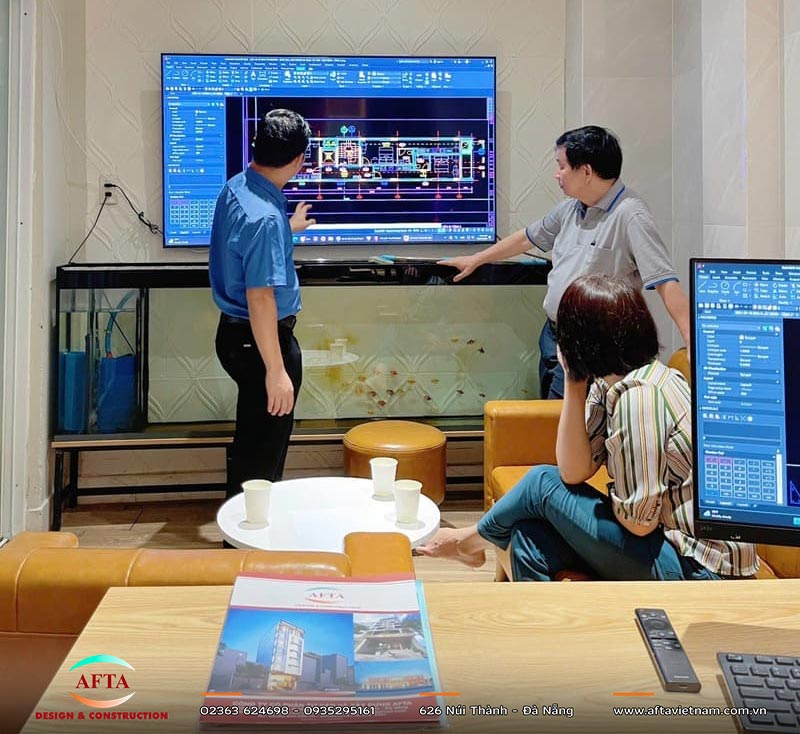 Kỹ sư và kiến trúc sư AFTA đối chiếu bản vẽ trên bàn họp