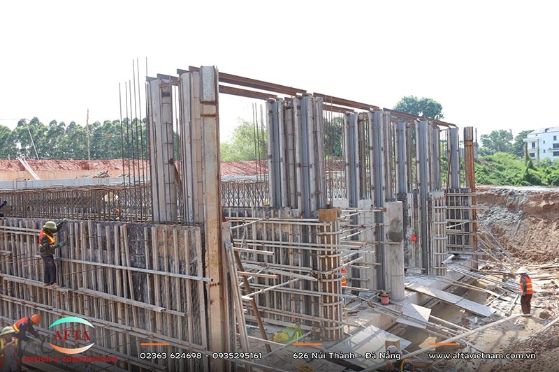 Lắp dựng cốp pha cho vách tầng hầm