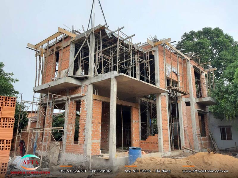 Hệ cột, dầm và sàn bê tông cốt thép đang được thi công tại công trường