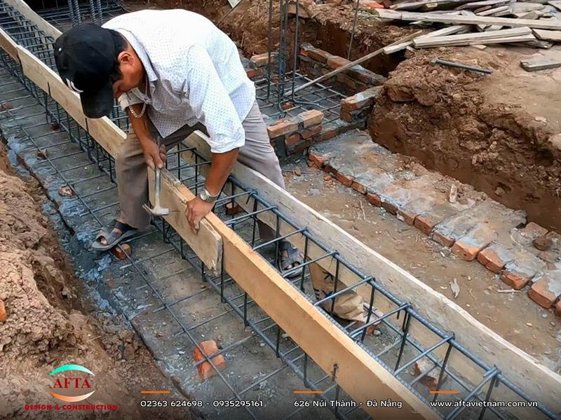 Cốt thép và cốp pha móng được lắp dựng trước khi đổ bê tông